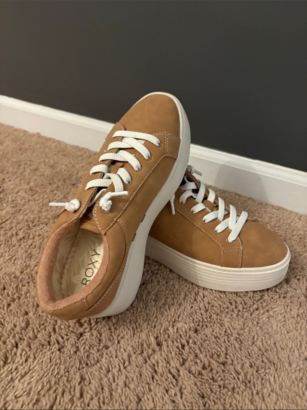 Roxy Tan Low-Top Platform Sneakers with White Laces